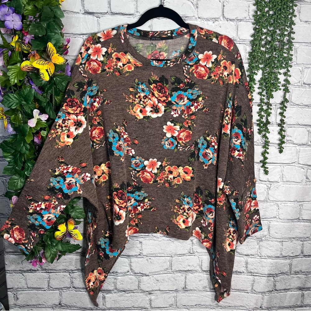 ₽💙2/$40💙172 Grams Floral Printed Batwing Sleeve Oversize Sweater Size Medium